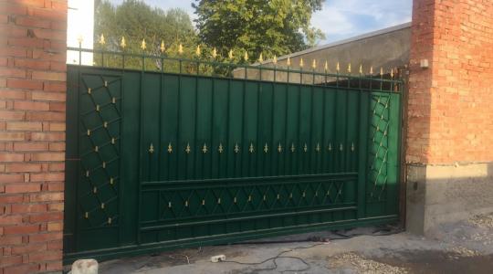 Процесс монтажа откатных ворот в городе Одоев